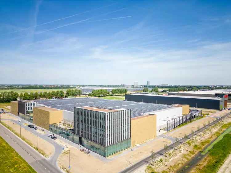 Bedrijfshal te huur Hoofddorp Schiphol Trade Park 10100m2