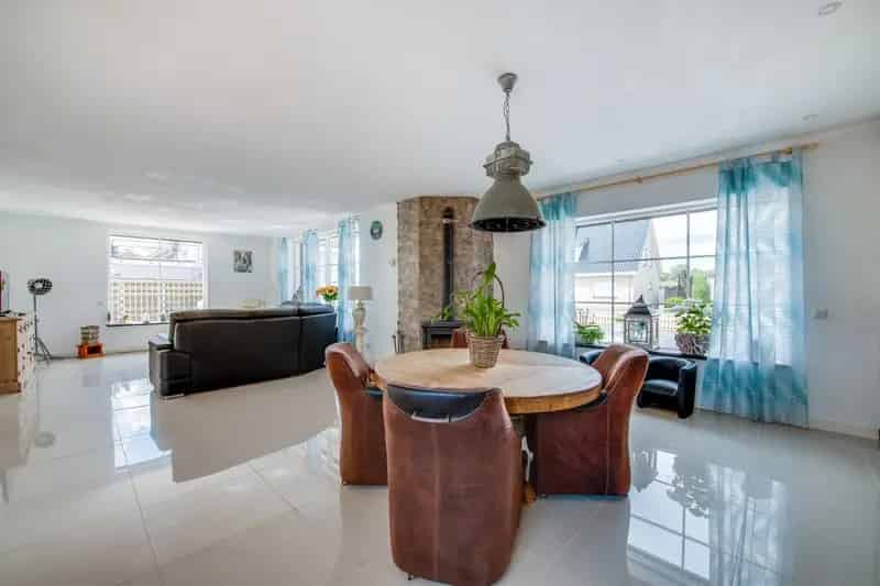 Levensloopbestendige Bungalow met Bedrijfsloodsen te Koop