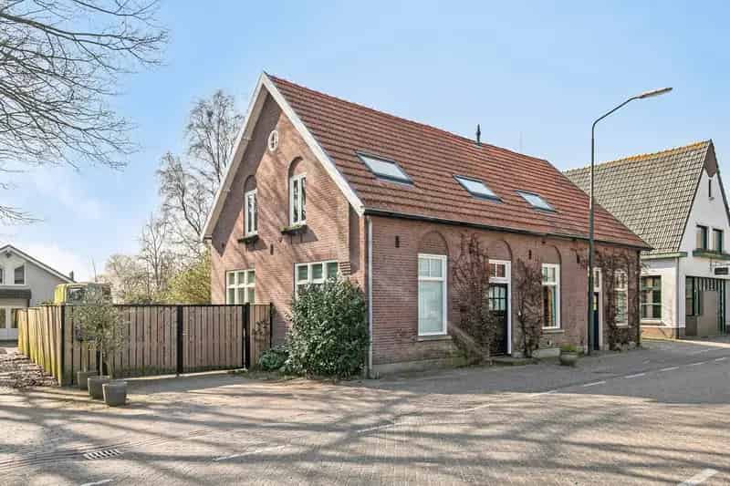 Huis te koop Berlicum: 2 1 kapwoning met paardenfaciliteiten