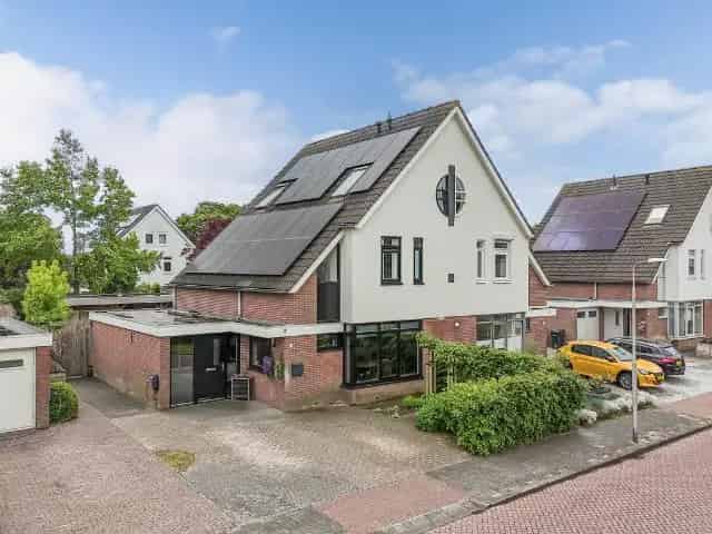 Ruime 5 Slaapkamer 2-onder-1-kapwoning te koop in Emmeloord