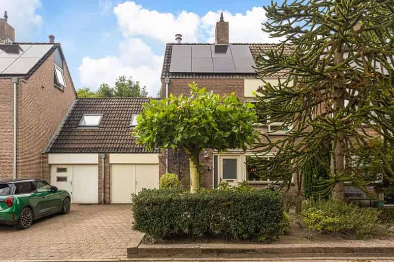 Ruime 2-onder-1-kapwoning Ede 4 slaapkamers garage tuin zonnepanelen