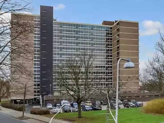 Ruime woning Diemen met moderniseringspotentie