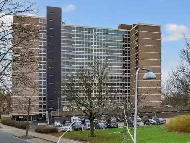 Ruime woning Diemen met moderniseringspotentie