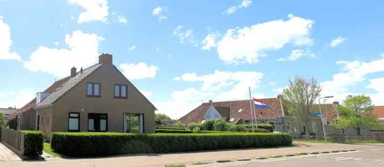 Voorhuis met garage tuin en uitzicht Baaiduinen