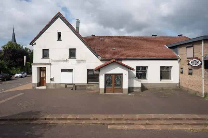 Rijksmonument te koop Born: 540m² winkelruimte te renoveren