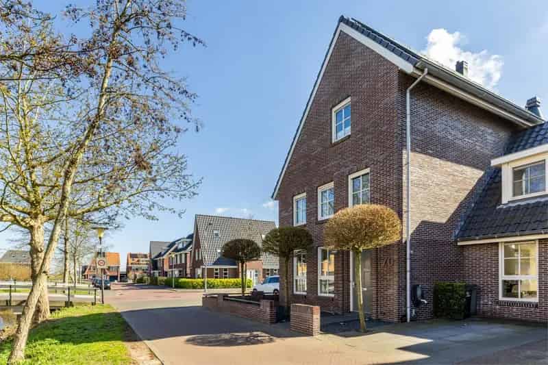 Huis te koop Aalsmeer: Ruime 6 slaapkamer woning, 2 badkamers, tuin en garage