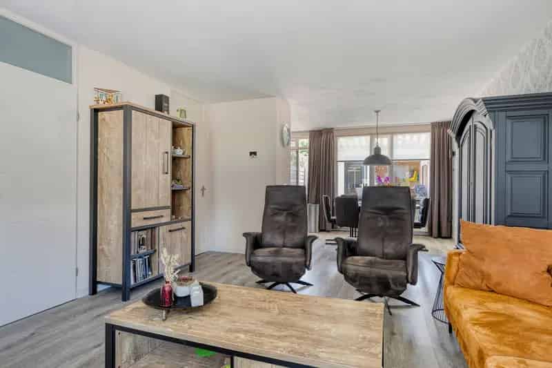 Ruime Hoekwoning 4 Slaapkamers Made
