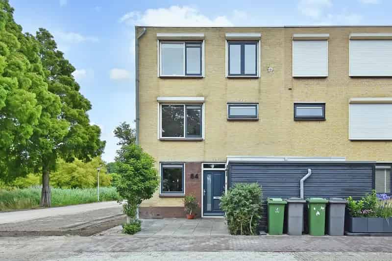 Huis te koop Vrouwenrecht Pijnacker: Ruime gezinswoning met 4 slaapkamers