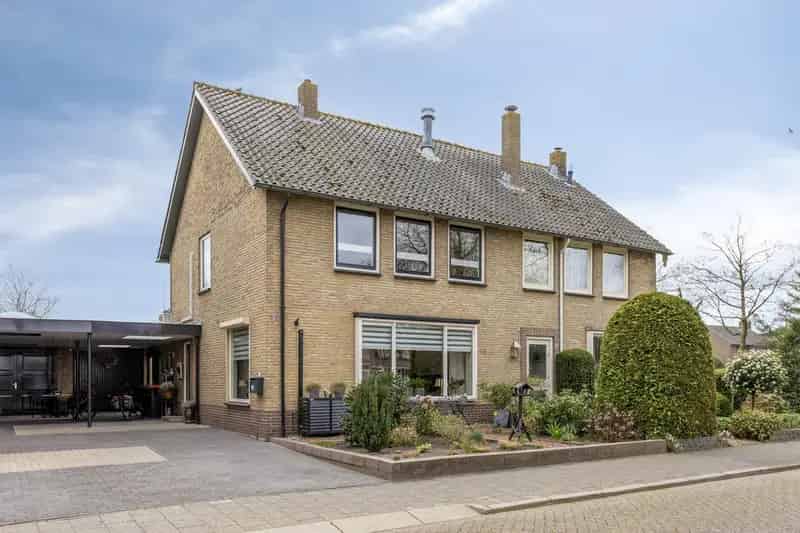 Ruime Tweekapper met Carport Tuinkamer en Zonnige Tuin Bunschoten Spakenburg