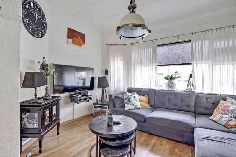 Huis te koop Hoogvliet: Ruime hoekwoning met garage en tuin