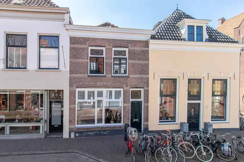 Karaktervolle Stadswoning Zaltbommel 3 Slaapkamers Binnenplaats Dakterras