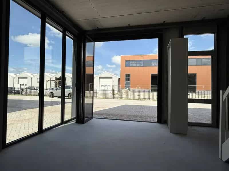 Bedrijfshal te Huur Amstelveen - Representatieve Units met Kantoorruimte