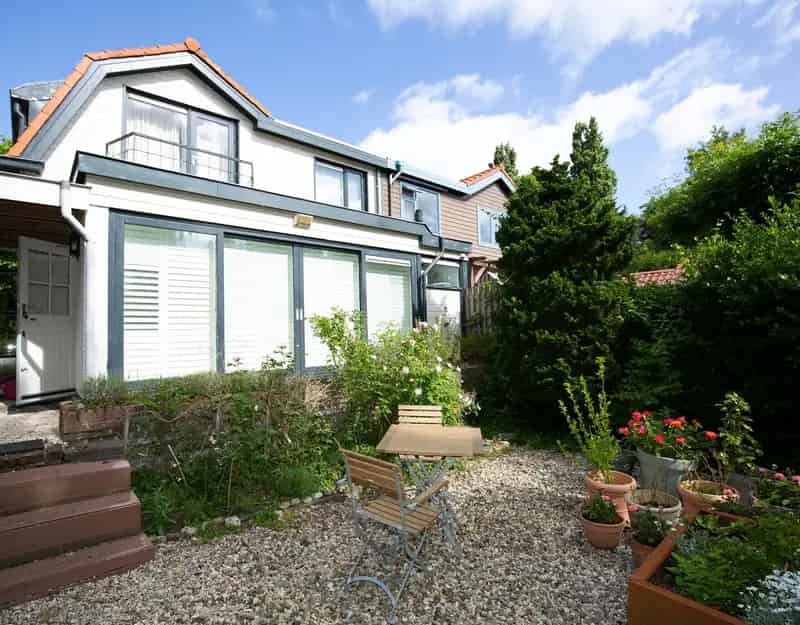 Huis te koop Nootdorp: karakteristieke woning met serre en tuin