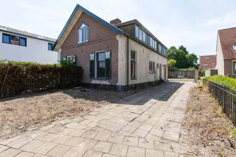 Huis te koop Velp Schoolstraat: Charmante tweekapper te moderniseren