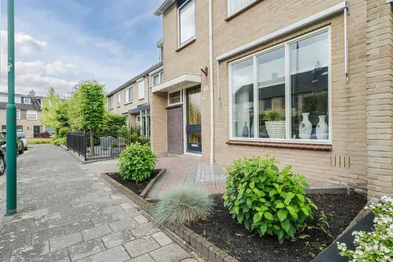 Huis te koop Spakenburg: Ruime hoekwoning met 4 slaapkamers en garage