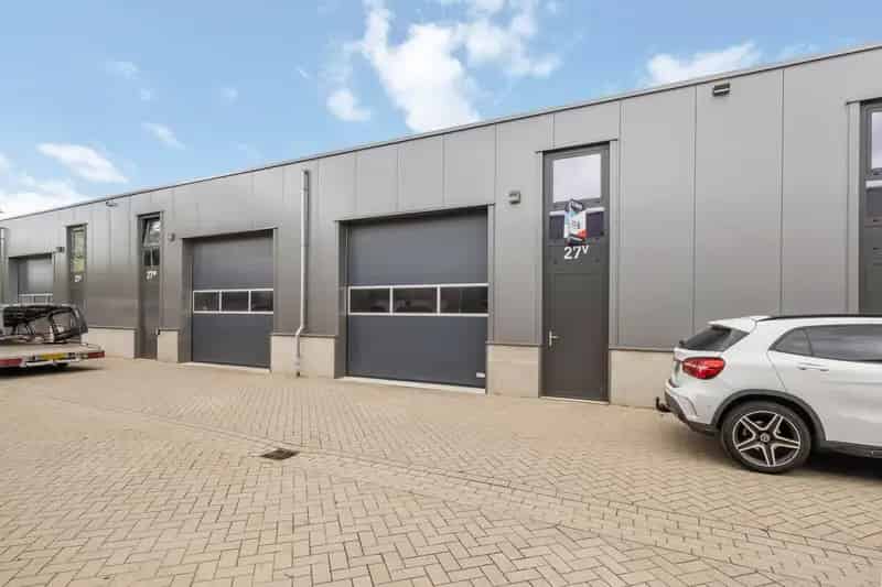 Bedrijfshal te Huur Oss 93m² Moderne Unit Kantoor Parkeerplaats