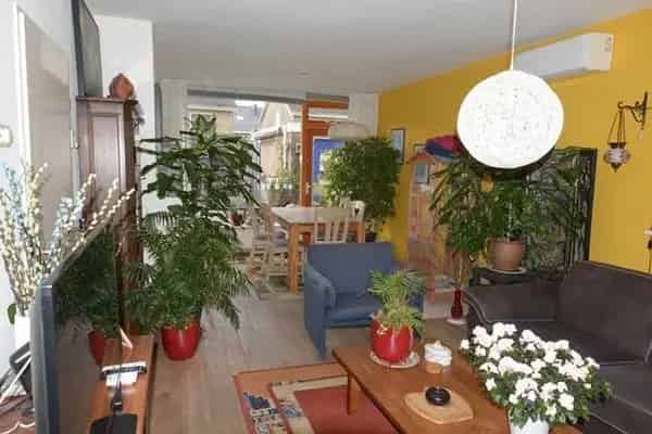 Sfeervolle 2-onder-1-kap woning nabij station en bos