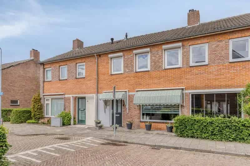 Huis te koop Oisterwijk: 4 slaapkamers, grote aanbouw, onderhoudsvriendelijke tuin