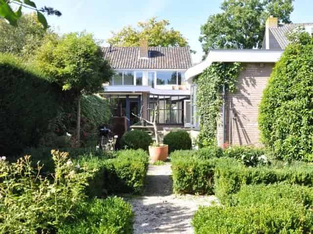 Ruime 6-kamer 2-onder-1-kap woning te huur Sassenheim