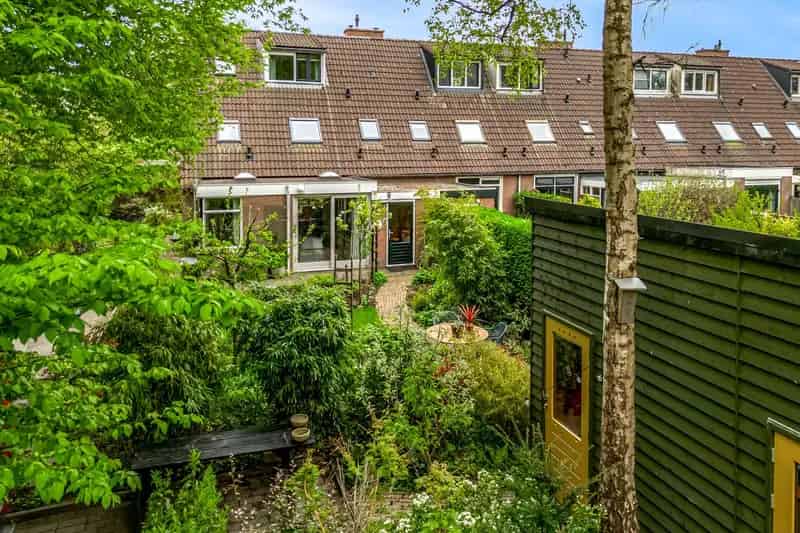 Halfvrijstaande woning te koop Zwaag 4 slaapkamers grote tuin