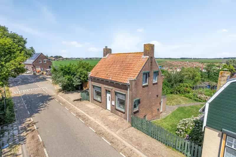 Vrijstaande woning Lage Zwaluwe met souterrain en grote tuin