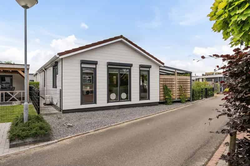 Chalet te koop Sint Annaland 3 slaapkamers tuin overkapping