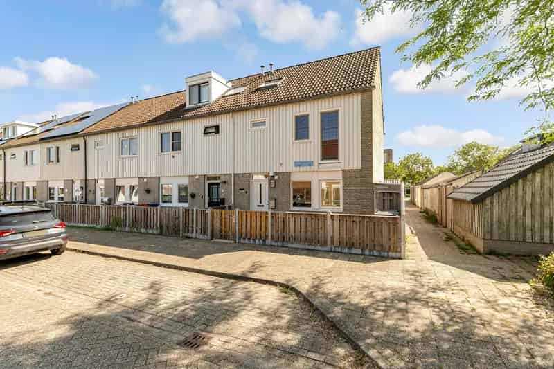 Ruime Hoekwoning 4 Slaapkamers Almere Nabij Leeghwaterplas
