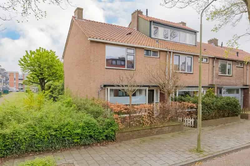 Huis te koop IJmuiden: Ruime gezinswoning met 3 slaapkamers en zolder