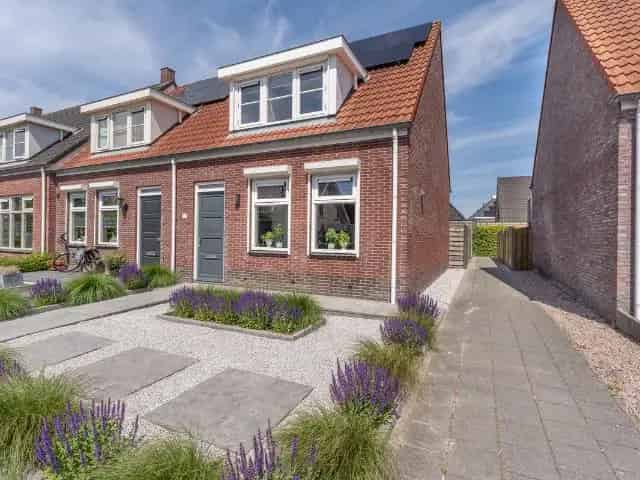 Hoekwoning Yerseke: Instapklaar met Diepe Tuin