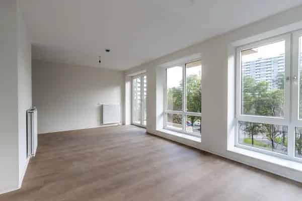 Luxe Studio met Moderne Keuken en PVC Vloer