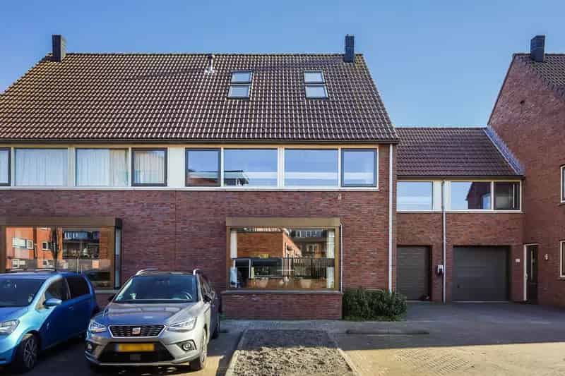 5-kamer eengezinswoning Den Hoorn - Ruime woning met garage en tuin aan het water