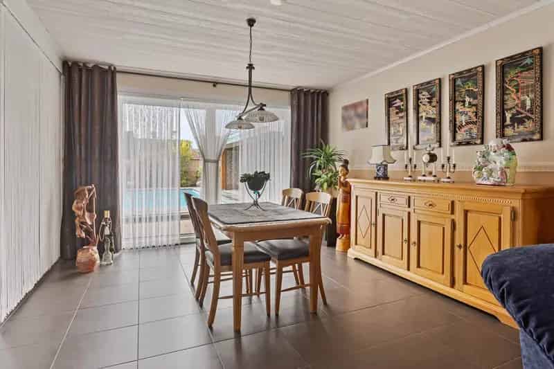 Ruime Bungalow te koop in St Willebrord met Zwembad en Uitbreidingsmogelijkheden
