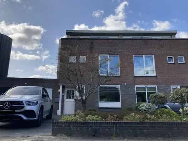 Te Huur: Ruime 4-Kamer Twee Onder Een Kapwoning Hoofddorp