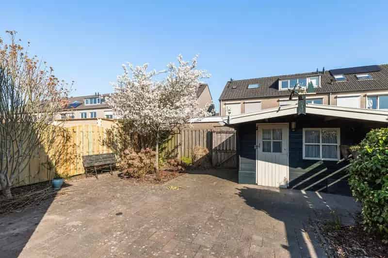 Huis te koop Apeldoorn: Ruime woning met tuin en carport