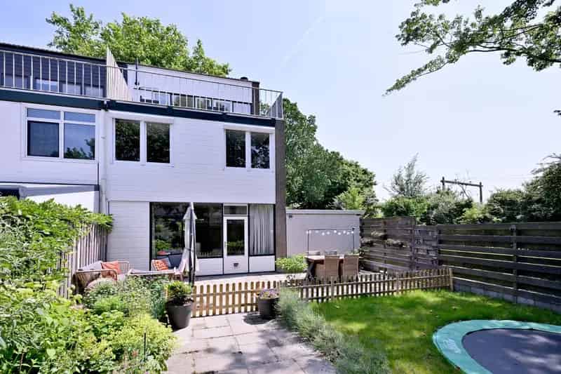 Ruime Eindwoning Oostrik 4 slaapkamers Moderne Keuken Badkamer Tuin Nabij NS Station A1