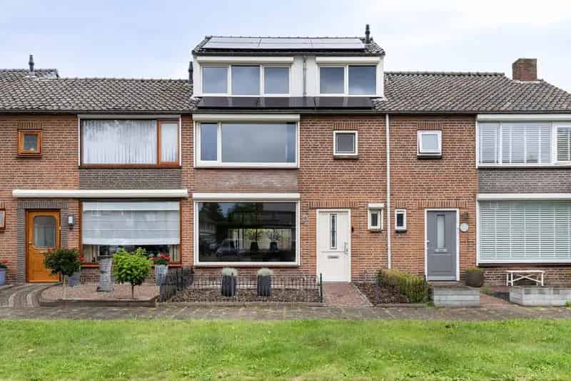 Instapklare woning 4 slaapkamers dubbele nok 9 zonnepanelen