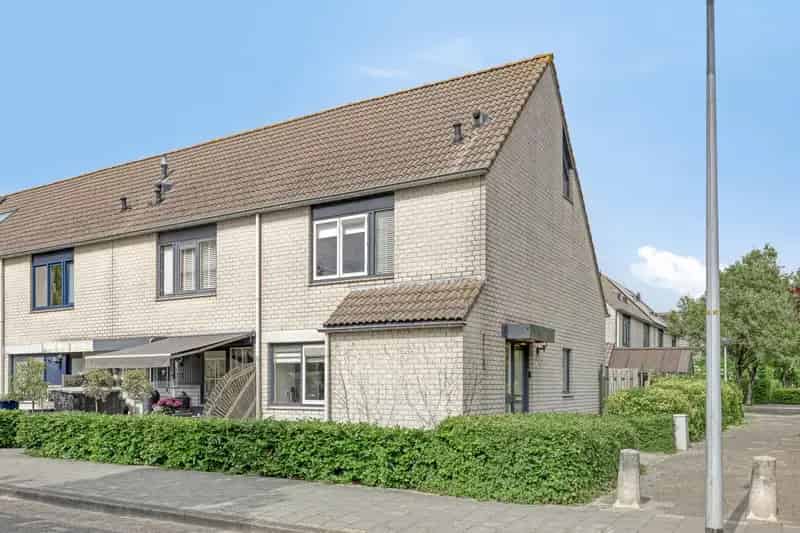 Huis te koop Almere Buiten: 4 slaapkamers, moderne keuken, tuin