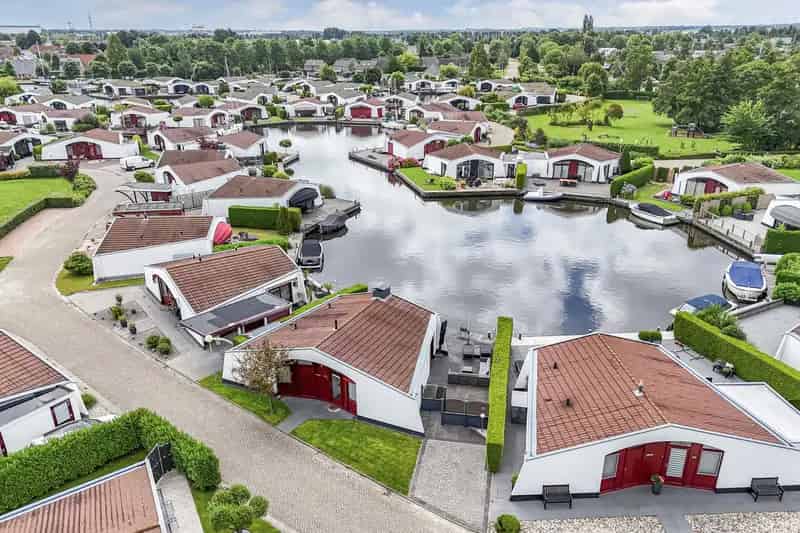 Recreatiewoning Lemmer Aan Het Water Met Aanlegsteiger