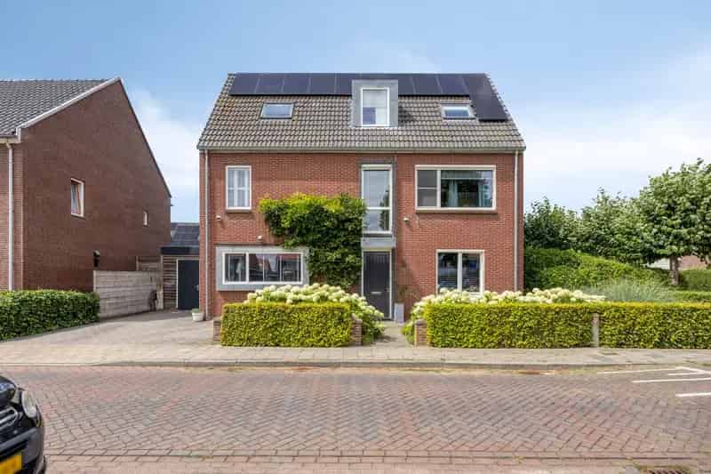 Huis te koop Elst: Ruime 5 Slaapkamers, Moderne Keuken, Grote Tuin