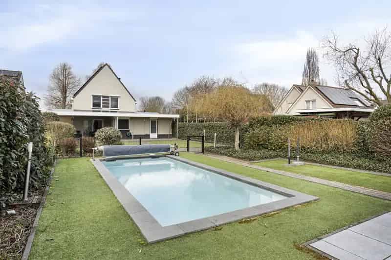 Ruime woning met tuin zwembad en privacy in Heel