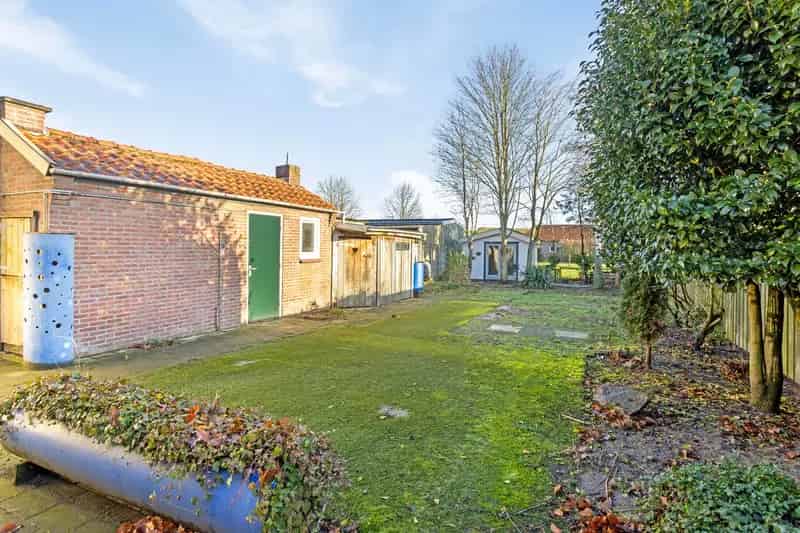 Huis te koop Nieuwkuijk: Moderniseerbare tweekapper met tuin