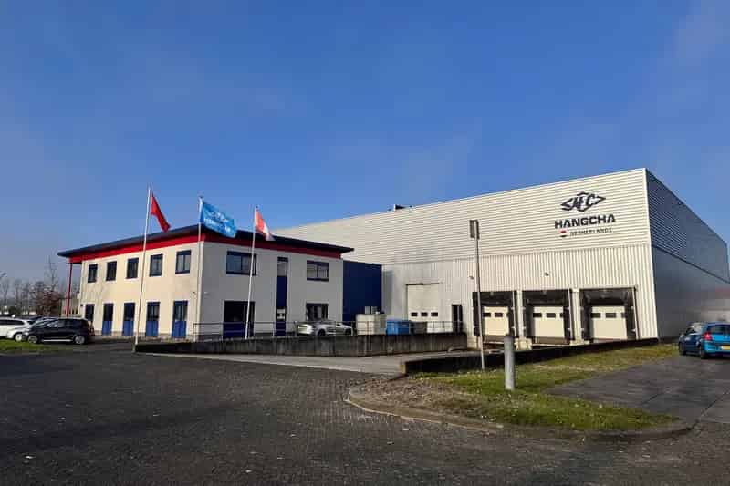 Bedrijfshal Almere 1900m² Kantoor 550m²  3 Loading Docks