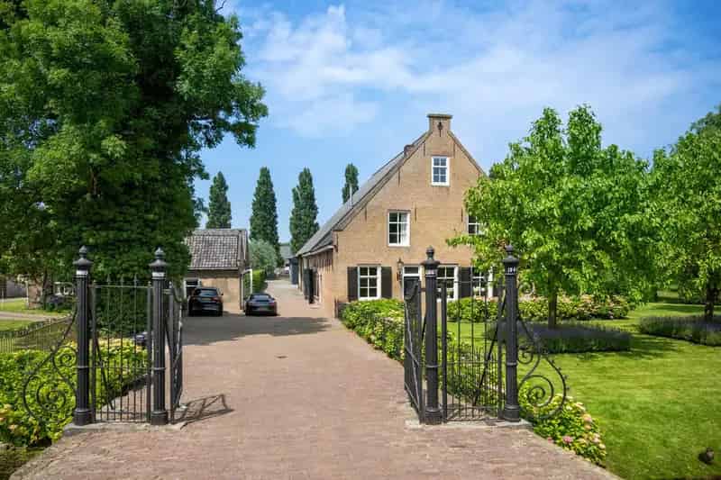 Rijksmonumentale Hoeve Ridderkerk 500m2 4 Badkamers Paardenstallen