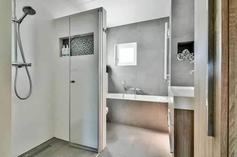 Huis te koop Hoofddorp Ruime 2-onder-1-kapwoning met garage en tuin aan het water