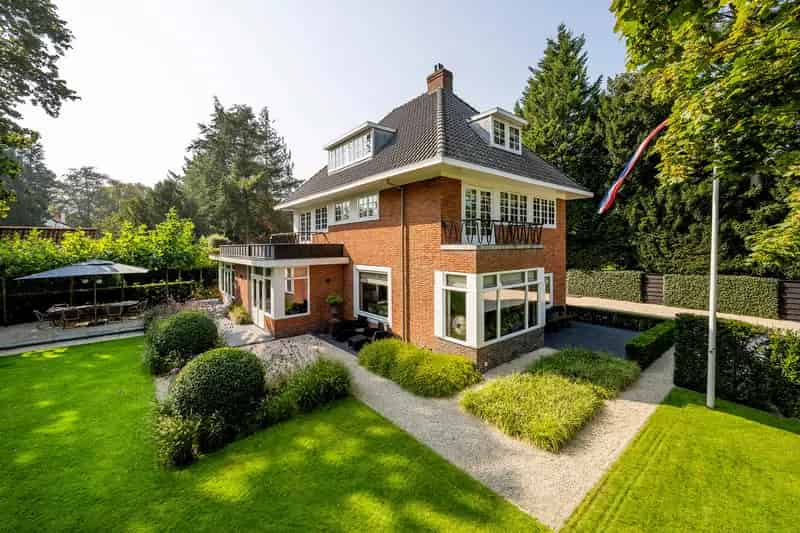 Huis te koop Hilversum: Ruime villa met 6 slaapkamers, tuin en guesthouse