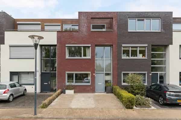 Huis Hoekwal Veldhoven 5 Slaapkamers Nabij Internationale School
