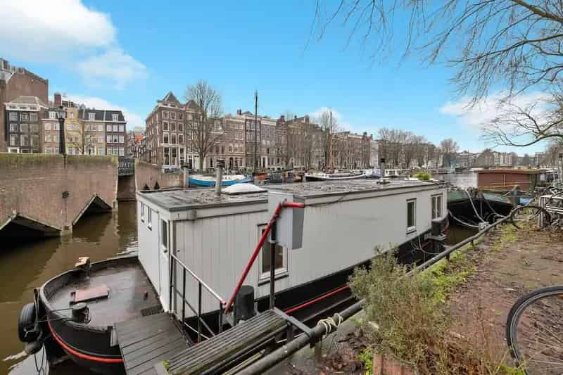 Woonscheepje Amsterdam Binnenstad Oude Waal