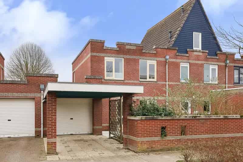 Huis te koop Apeldoorn: Ruime woning met garage en tuin
