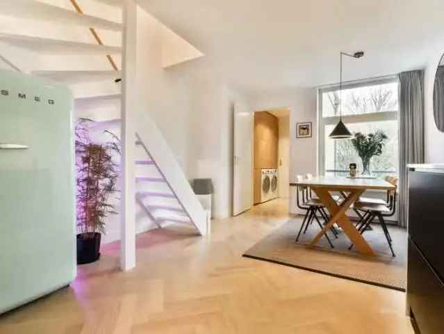Stijlvol appartement Amsterdam Twee Verdiepingen Moderne Keuken Balkon