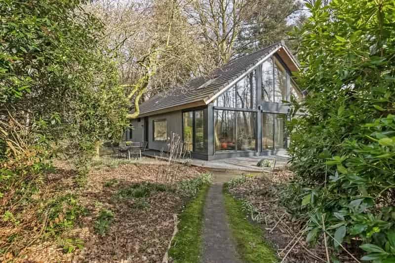 Vrijstaande woning met atelier en grote tuin
